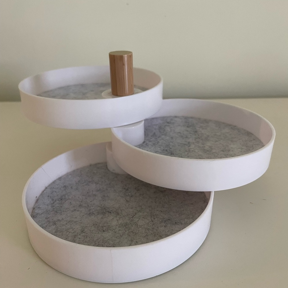 Tiered Catch-all Tray Organizer New in Box by The2Bandits FABFITFUN FALL 2021